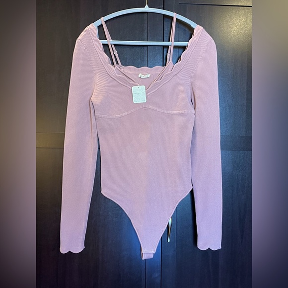 Free People bodysuit. On- or off-shoulder, ribbed, scalloped edges. Size XL. NWT - Picture 1 of 10
